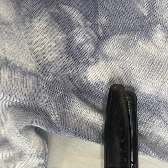 Aeropostale. Sz Small. Crop Top.. Small hole Rt arm. - Picture 16 of 16